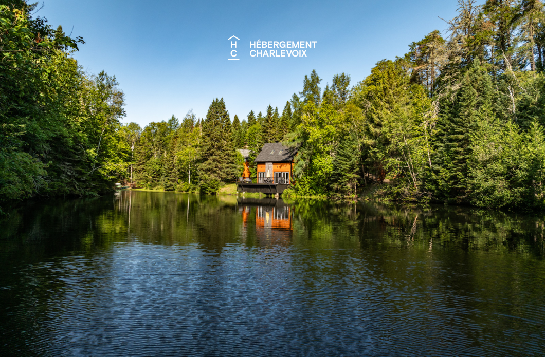 NAF-256 - Chalet sur le bord d'un lac avec sentier, cascade et étang